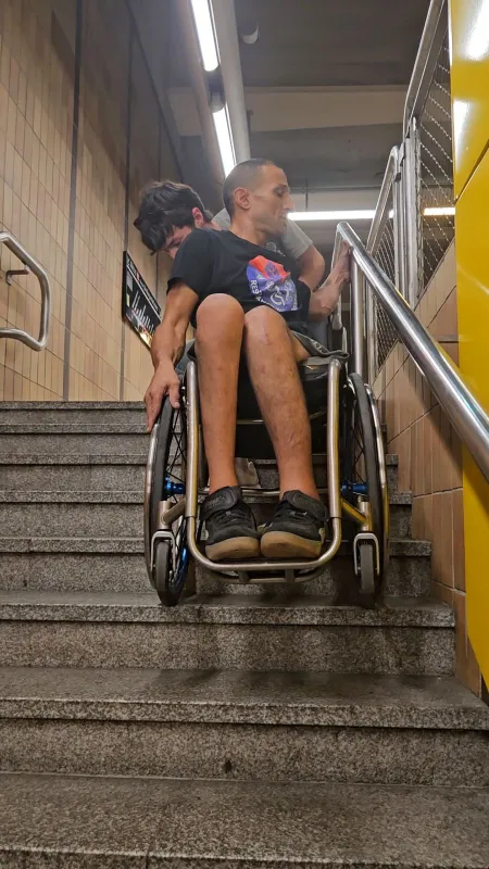 VIDEO. Marches, pas de portiques adaptés ou de rampe…l'enfer des personnes à mobilité réduite dans les transports en commun à Marseille