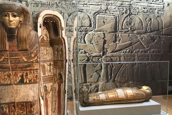 Le cercueil et le cartonnage de Néhemsymontou (vers 770-655 av. J.-C), deux des nombreuses oeuvres présentes dans l'exposition "Servir les Dieux d'Egypte".