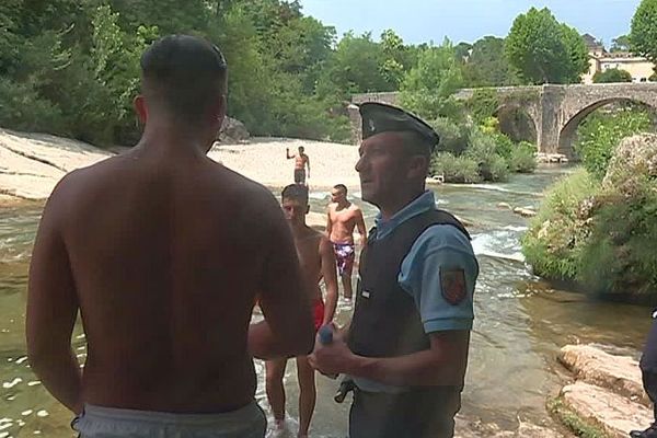 Ganges (Hérault) - les gendarmes en patrouille de sécurité et de prévention auprès des touristes - juillet 2018.