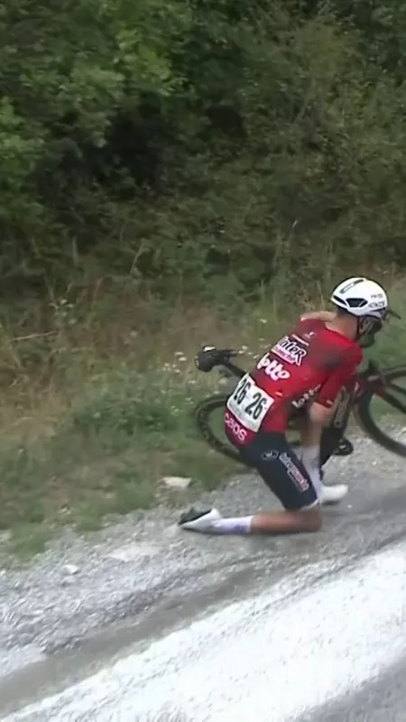 VIDÉO. Tour du Limousin : chute de la tête de course Maxence Place juste avant la fin de la troisième étape !