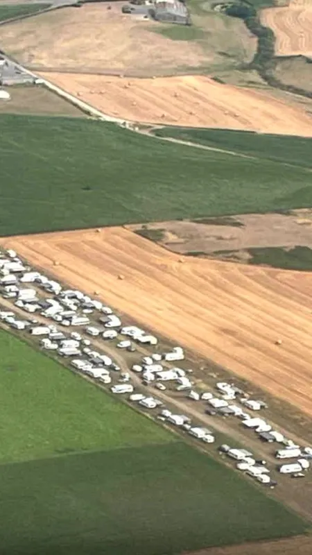 VIDÉO. Aérodrome du Portel : une piste impraticable après le passage de 200 caravanes