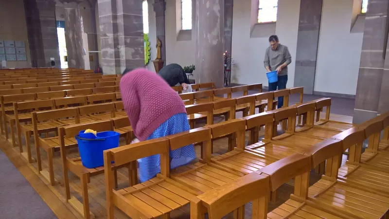Le mardi 12 mars au matin, les fidèles ont entrepris de remettre l'église en état.