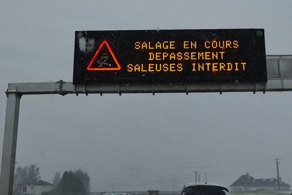 Les routes et les trottoirs se sont transformés en patinoire