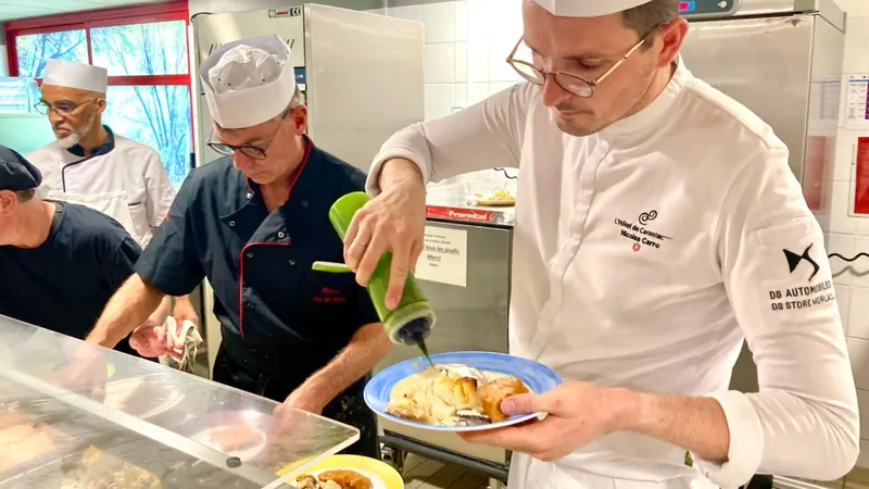 Dans la cuisine du restaurant universitaire l'Astrolabe, à Rennes, le chef Nicolas Carro se mobilise pour une gastronomie responsable et accessible