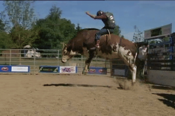 Benoît le stagiaire retente sa chance sur le taureau... et il s'en sort pas mal. 