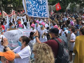 Hasard du calendrier, ce "mardi de la colère" tombe le jour de la visite d'Emmanuel Macron dans les laboratoires Sanofi à Marcy-l'Etoile (Rhône).