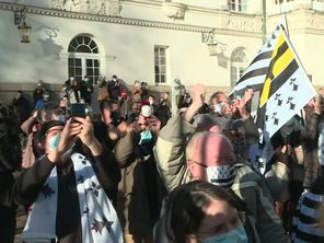La foule devant la mairie de Nantes alors que le drapeau breton va être installé au fronton.
