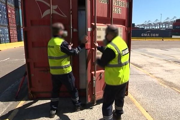 Contrôle de conteneurs dans le port du Havre (Seine-Maritime)