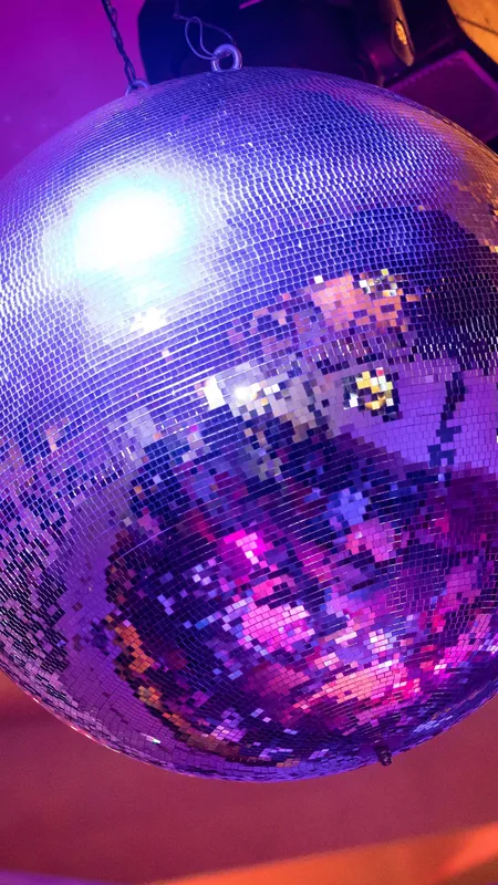 Soirées Disco : qui sont les ambianceurs qui retournent les nuits de Paris ?