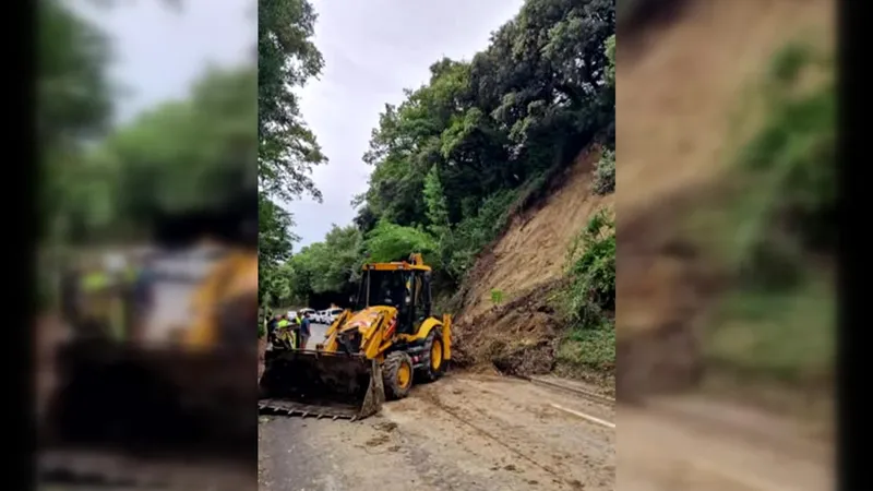 Il a fallu dégager la route du pan de falaise qui s'est effondré. 9 septembre 2026.