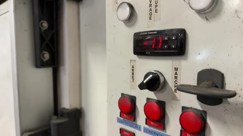 Normalement réglée à -19 °C, la chambre froide ne parvient pas à descendre en dessous de -11 °C.