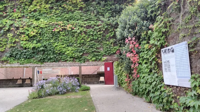 Contre-champ du poteau des fusillés.