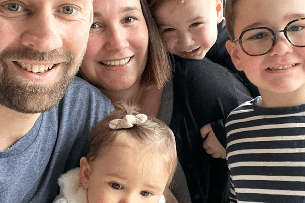 La famille Pineau-Mc Dermott se mobilise pour rendre visible l'autisme grâce à différentes actions de sensibilisation et bientôt la vente de vêtements adaptés à différents troubles.