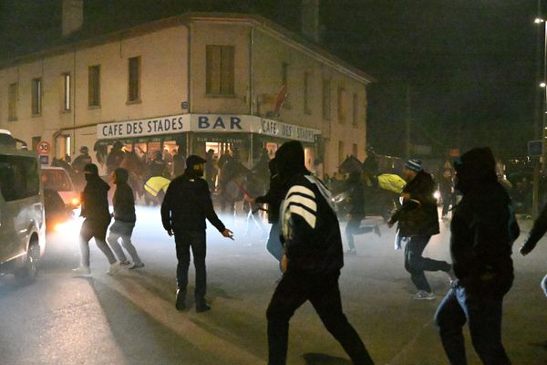 Des affrontements ont éclaté devant le café des stades.