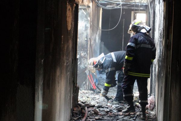 Deux sapeurs-pompiers ont été blessés lors d'un violent incendie dans une boulangerie-traiteur.
