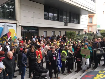 Environ 300 manifestants s'étaient rassemblés devant la Clinique Mutualiste de Grenoble le 30 janvier 2020