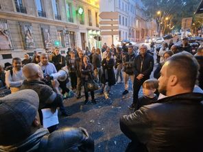 Rassemblement des habitants de Bel Ombre devant les bureaux d'AJ Associés