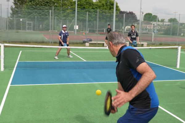 Après le padel, le pickelball, nouveau sport de raquettes arrive des états-unis.