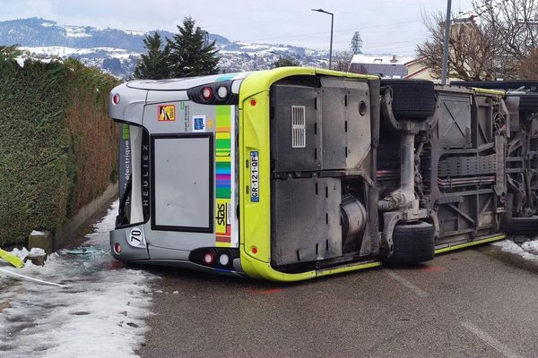 Un bus s'est renversé à Firminy, tôt ce matin, le lundi 4 mars