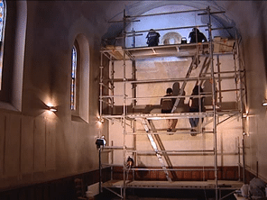 Des bénévoles de l’association Rempart restaurent une fresque de la cathédrale Saint-Bénigne à Dijon.