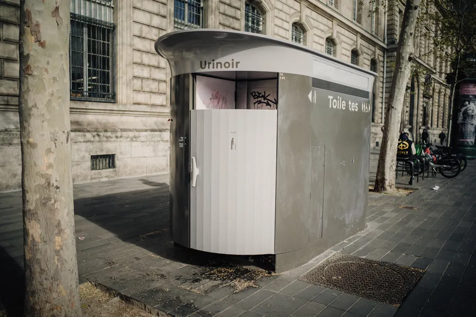 "La porte s'ouvre et mon fils se retrouve presque nu &agrave; la vue des passants" : le coup de gueule du p&egrave;re d'un adolescent handicap&eacute; &agrave; propos des toilettes publiques