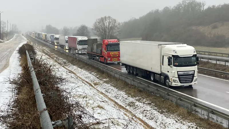 Dans la Meuse, un accident sur la N4, de Paris vers Allemagne  (sens ouest-est) toutes les voies entre les PR 42 et 55 de Saulvaux à Void-Vacon sont fermées.