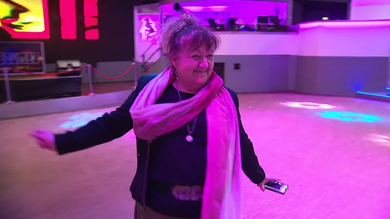 Myriam, habituée du Macumba est arrivée la première pour célébrer la fin de sa discothèque préférée