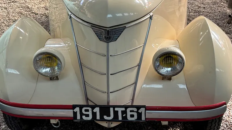 L'avant de la Rolux de 1951.