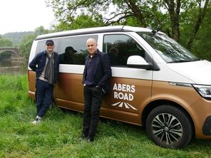 Dominique A avec Gaëtan Roussel près à embarquer à bord du van d'Abers Road pour un road trip musical.