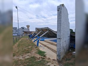 La tribune du stade Pierre Vasseur d'Oisemont a été complètement détruite 