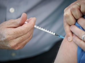 Une personne reçoit le vaccin Pfizer-BioNTech dans un centre de vaccination