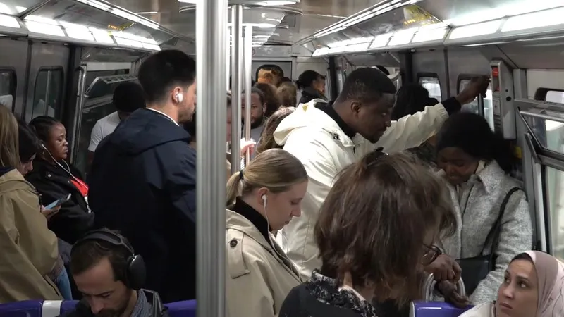 De nombreux passagers se plaignent de la chaleur et du manque d'espace dans les rames