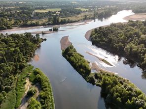 La Loire arrive en région Centre-Val de Loire au Bec d'Allier.