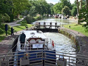 Les bateaux devront patienter pour passer les écluses à plusieurs sur le Canal du Midi, placé en niveau d'alerte renforcé ce mois de juillet 2026.