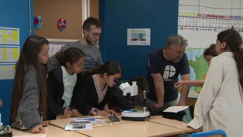 Sylvain Hernandez, doctorant en micro robotique à Femto ST de l'Université de Franche-Comté explique son sujet de thèse à des écoliers bisontins de CM2.