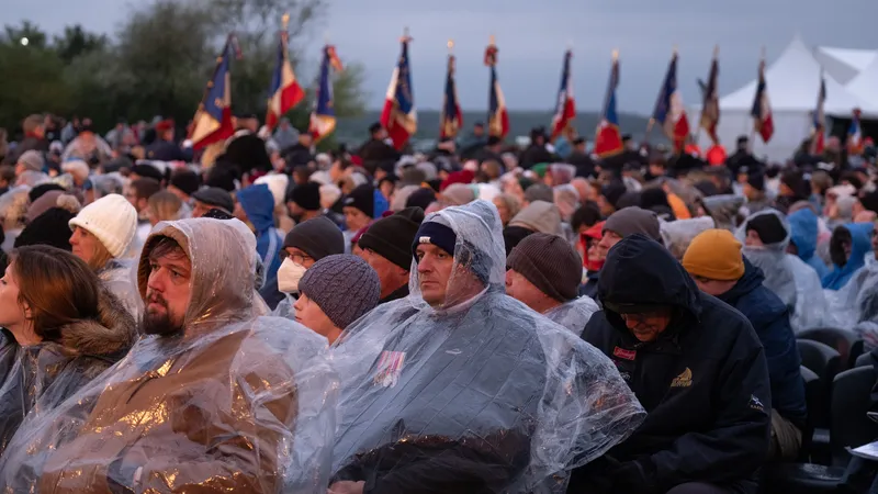 Les anciens combattants repartent à la fin de la cérémonie de l'aube.