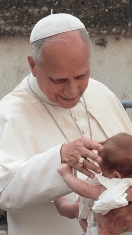 Des bébés bénis par le pape Léon XIV