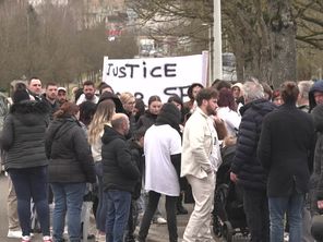 Des proches de Sébastien Oborzycki réunis à l'endroit où le jeune a perdu la vie, 22 février 2025.