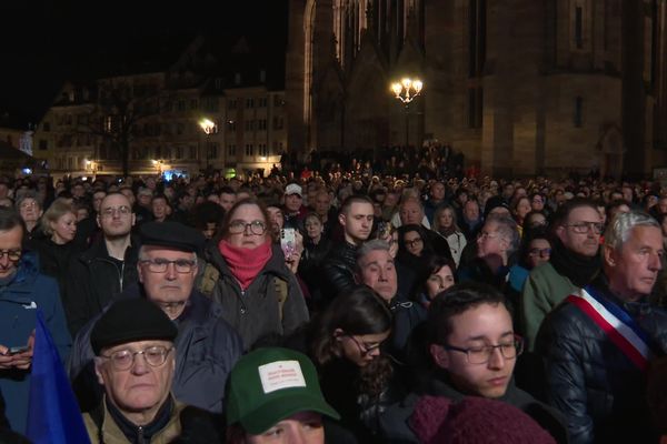 Des participants au rassemblement en hommage aux victimes de l'attentat de Mulhouse, lundi 24 février.