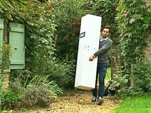 Dans ce carton, il y a un matelas en 160 cm par 200 cm. Il a été compressé pour former un cylindre de 35 cm de diamètre.