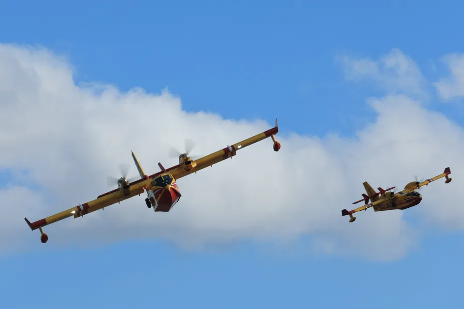 Vous voyez beaucoup d'avions bombardiers d'eau dans le ciel ...