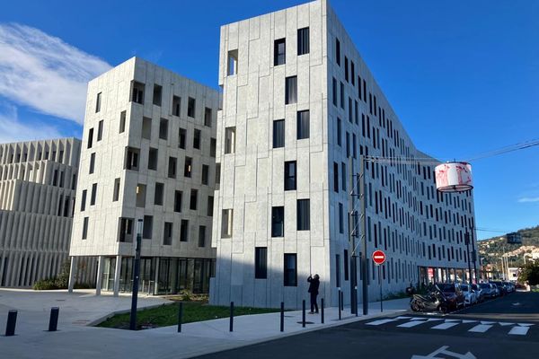 La résidence Nouvelle Vague du Crous, située à Cannes-la-Bocca, fait l'objet de vives critiques de la part des étudiants qui y résident.