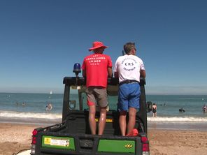 Chaque été, des centaines de CRS et sauveteurs en mer sont déployés sur les plages de Normandie pour surveiller la baignade.