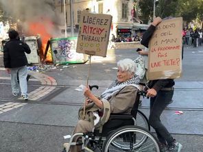 A Marseille, la mobilisation a commencé depuis très tôt ce samedi 17 octobre. Image ce matin dans le centre-ville.