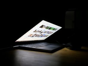 Partager des images pédopornographiques de mineurs est puni de peines maximales de sept ans d'emprisonnement et 100 000 euros d'amende. Derrière ces vidéos, ce sont toujours des crimes commis contre des victimes.