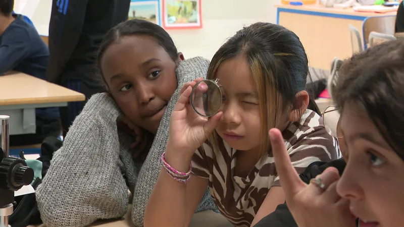 Les CM2 de l'école Dürer Albrecht à Besançon sont captivés par les ateliers vulgarisation animés par des doctorants de l'Université de Franche-Comté.