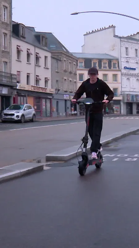 Le gilet jaune et le casque obligatoire pour circuler en trottinette électrique : les usagers jouent-ils le jeu ?