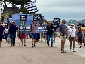 Les manifestants ont marché du port jusqu'au phare situé en face du lieu d'implantation du projet d'éoliennes 