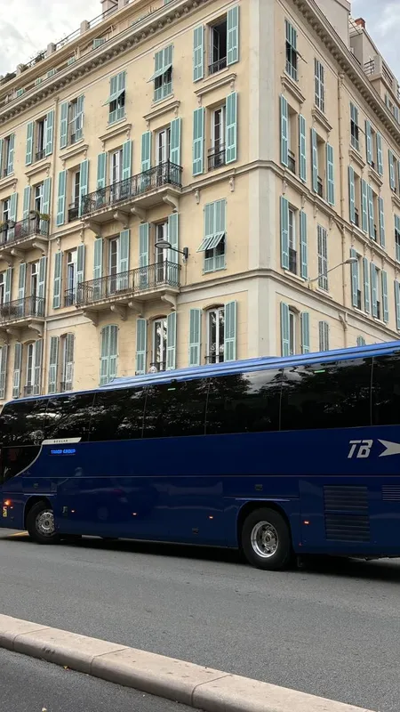 La galère des cars de touristes pour déposer leur flot de visiteurs au cœur de Nice