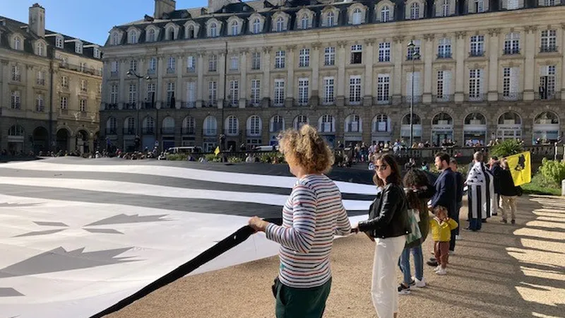 Un "gwenn ha du" de 1400 m² déployé devant le Parlement de Bretagne à Rennes ce samedi 8 octobre. C'est le plus grand drapeau breton du monde.